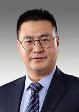 图片包含 人员, 男士, 领带, 西装

已生成极高可信度的说明